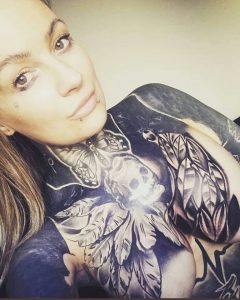 tatuajes en el pecho para mujeres