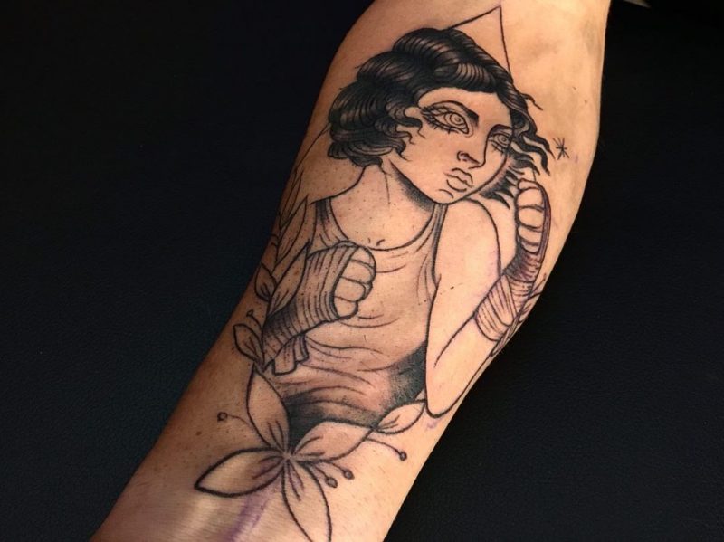 Tatuaje de mujer boxeadora