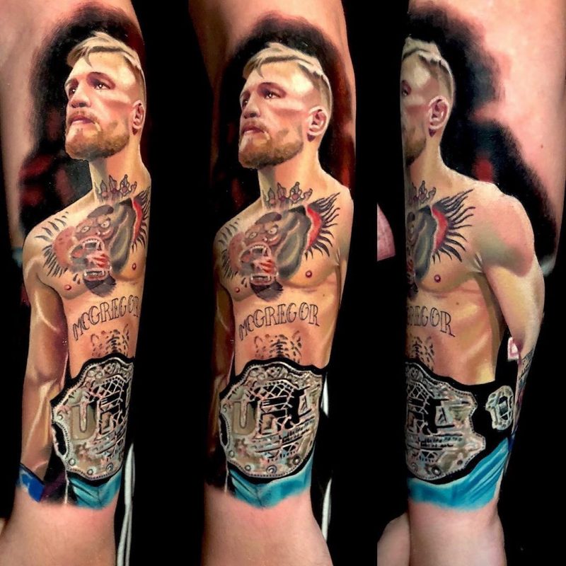 Conor McGregor tatuado con su cinturón de campeón