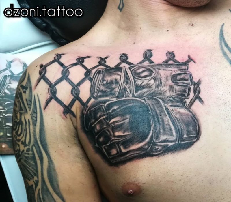 Tatuajes de Artes Marciales Mixtas (MMA) 35 Tattoo de guantillas con un trozo de la red del octágono