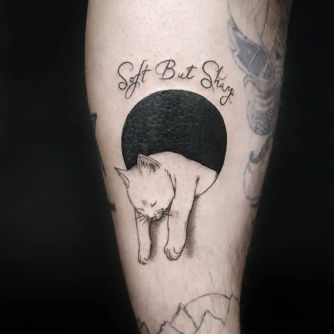 Galerías de Tatuajes Increíbles 9 ⚪ Mindful Tattooing ⚫ 2019.03.02 ⚫Soft But Sharp⚫ . Sweetest little kitty for an amazing human @prettyyriikkii 🖤