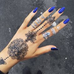 0b1dfcf7a2efb335aad886aa9ba52884 henna hand tattoos henna hands