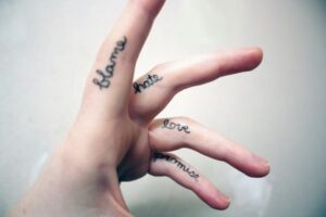 90 Tatuajes En Dedos Para Mujeres y Hombres 9 dedos tattoo