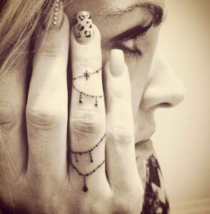 tatuajes en los dedos