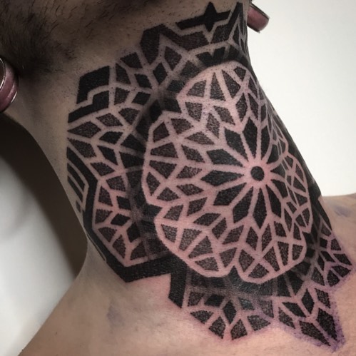 Featured image of post Tatuajes De Cruz En El Cuello Para Hombres