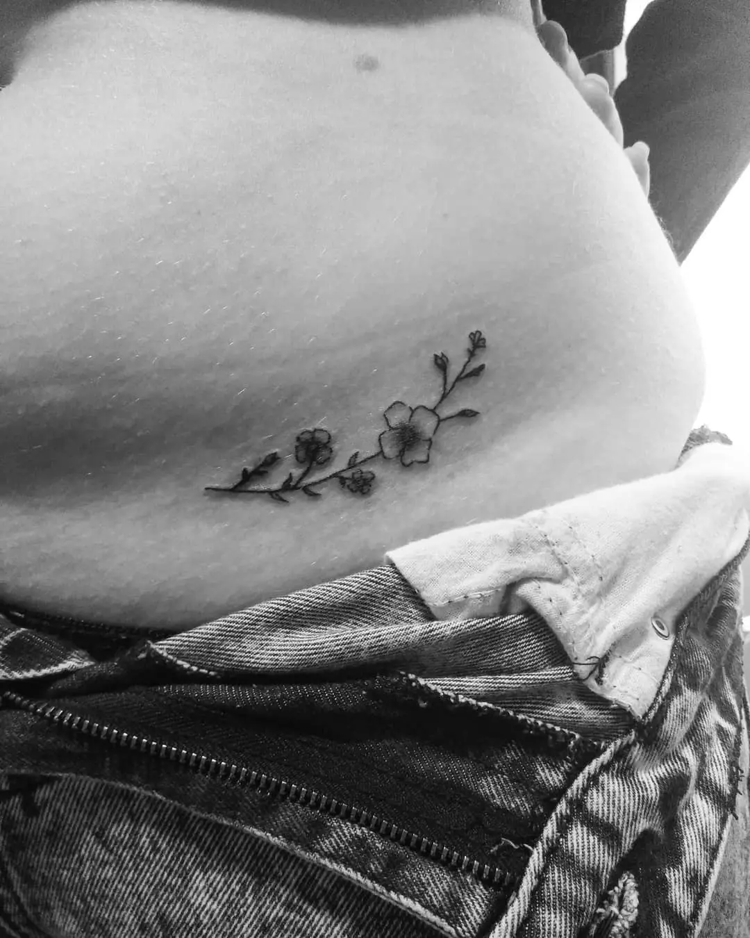 Galerías de Tatuajes Increíbles 4 BLACKWORK DOTWORK LINEWORK 2019.04.24 A cute dainty one for Saskia 😊 @saskia firmin . . . . . . dainty flowers flo