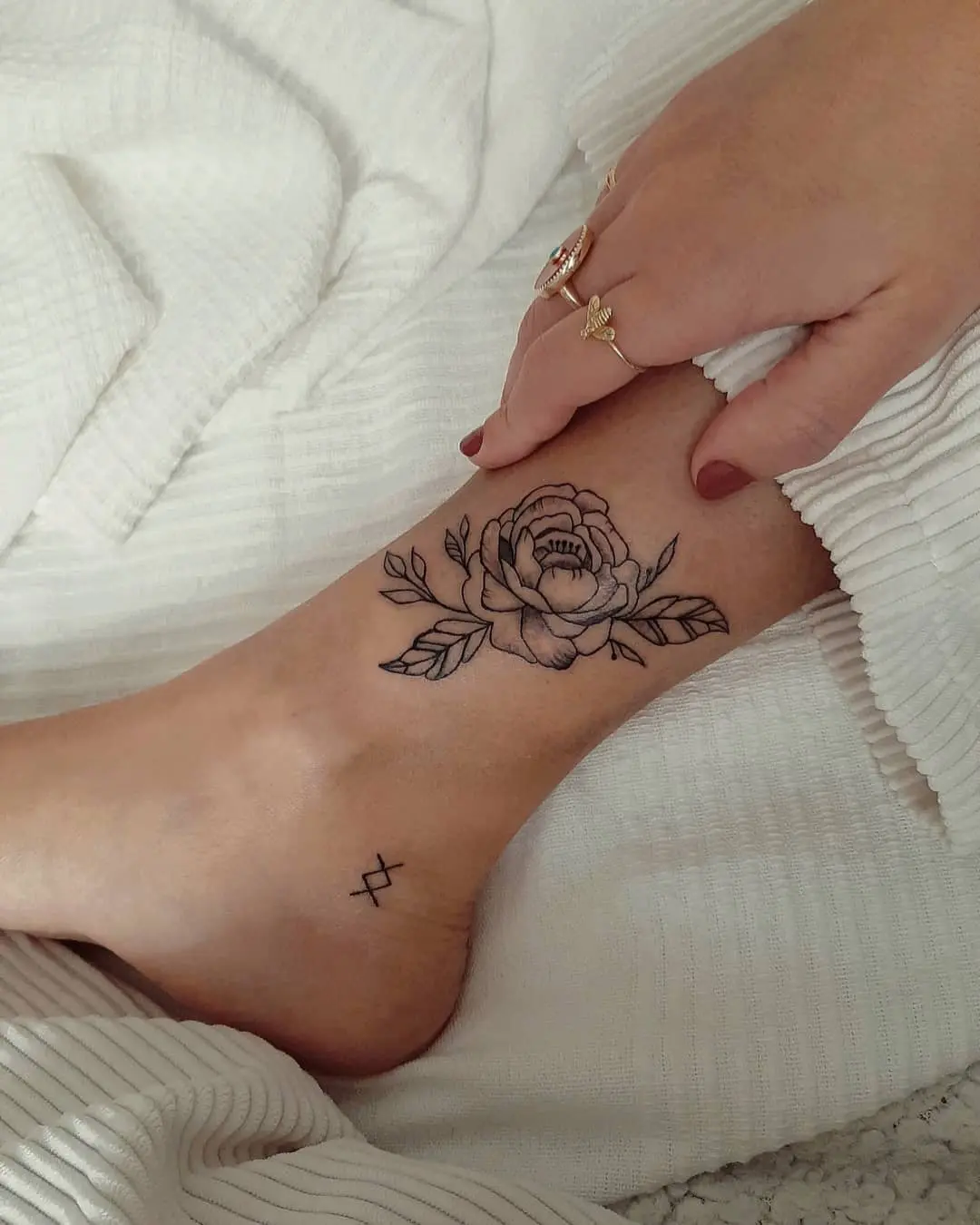 Beatriz Messias 2020.04.02 🌿 as primeiras selftattooing . . . tattooart tattoowork blackwork finelin