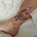 Beatriz Messias 2020.04.02 🌿 as primeiras selftattooing . . . tattooart tattoowork blackwork finelin