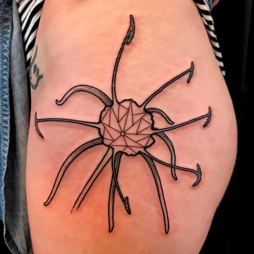 Galerías de Tatuajes Increíbles 5 Bobo McGrylls 🇸🇬🇻🇳 2019.04.17 Something a little more unusual Geometric spider lily based on a photo taken b