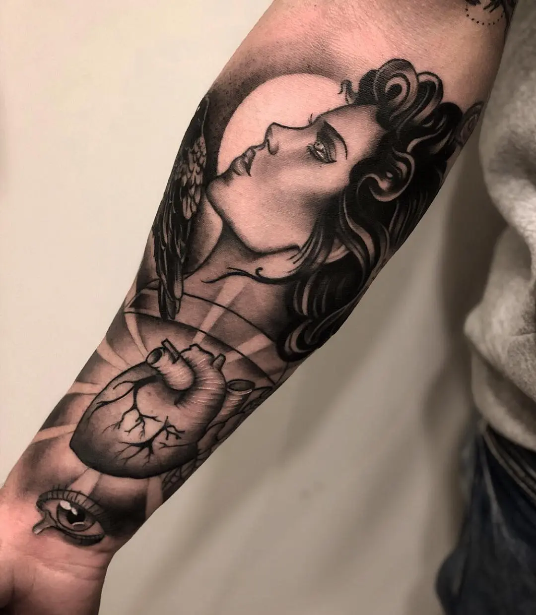 Galerías de Tatuajes Increíbles 6 C h r i s t i a n G. 🌴 2019.03.06 Chica con corazon y cuervo ✨ hecho en @lamanuelatattoo . . tatuaje tattoo b