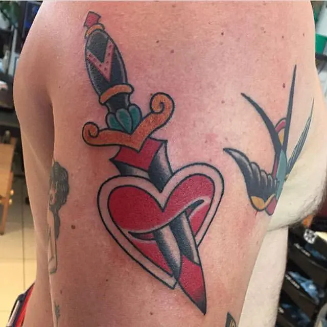Galerías de Tatuajes Increíbles 9 Cape Electric Tattoo 2019.03.06 Dagger and heart for Magnus ❤️⚔️ Tattooed by Gareth @garethlloyd.cet For appoint