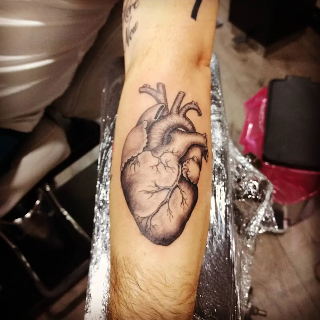 Galerías de Tatuajes Increíbles 27 Daniel Tattoon Cervantes 2019.03.06 2 of 2 ¡DOCTOR TATUADO anatomicheart heart heartbeat inked hearttattoo blackandg