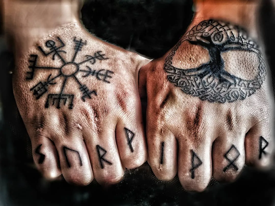 Galerías de Tatuajes Increíbles 16 Elina Pohto 2019.04.07 This looks like young norsemans hands ❤ I love them Akseli and there readsin t