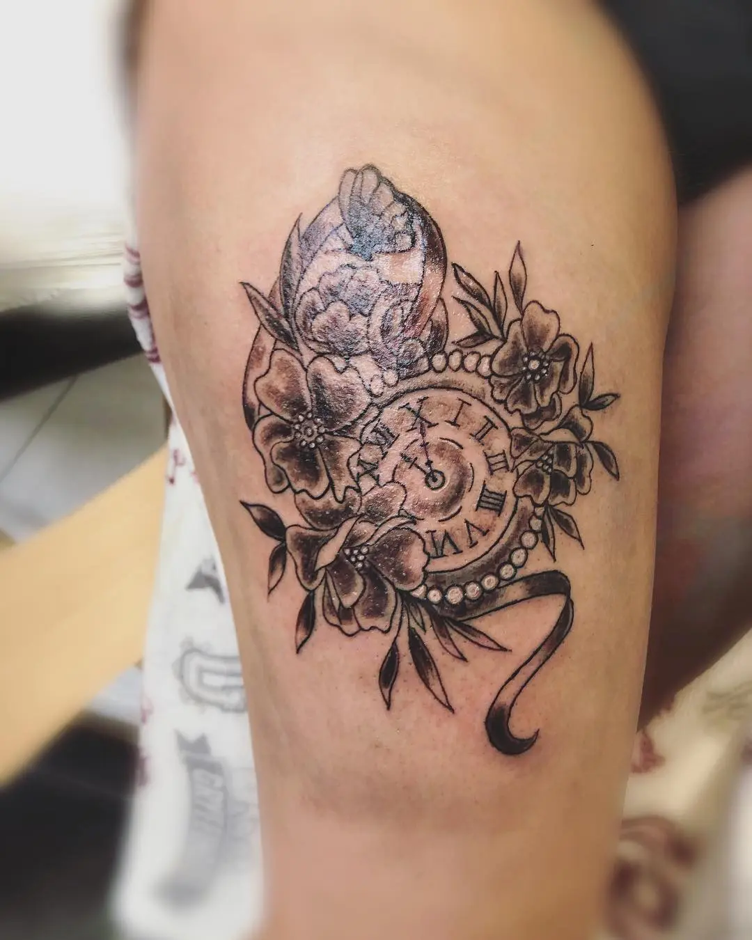 Galerías de Tatuajes Increíbles 4 Fran 🌸 2019.03.20 Pocket watch and flowers for Lauren today 🌸 blackngrey tattooapprentice girl 1