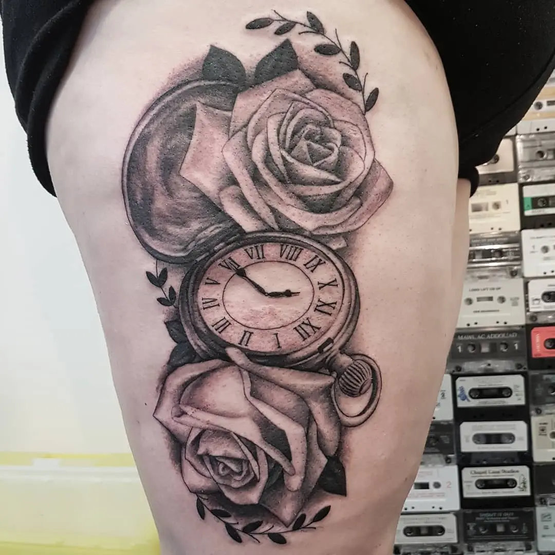 Galerías de Tatuajes Increíbles 9 H C Elliott Butters 2019.03.13 An older tattoo from awhile ago 🌹😁 @nutatuneath pocketwatch roses rose ro 1