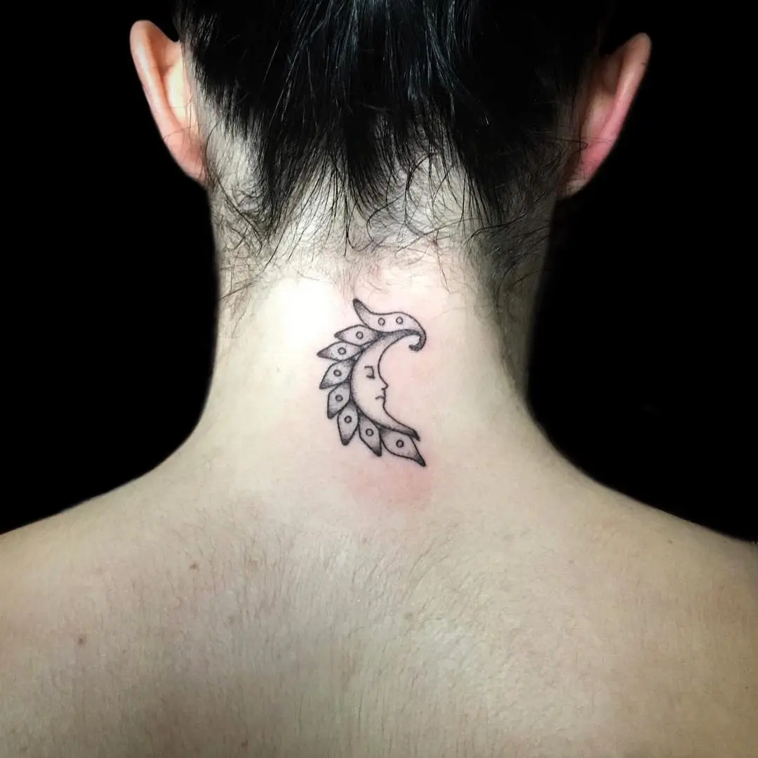 Galerías de Tatuajes Increíbles 23 Hand Poke Artist 2018.10.23 Little moon for @indie smith34 🖤 Using a pair of Indias earrings for inspirati