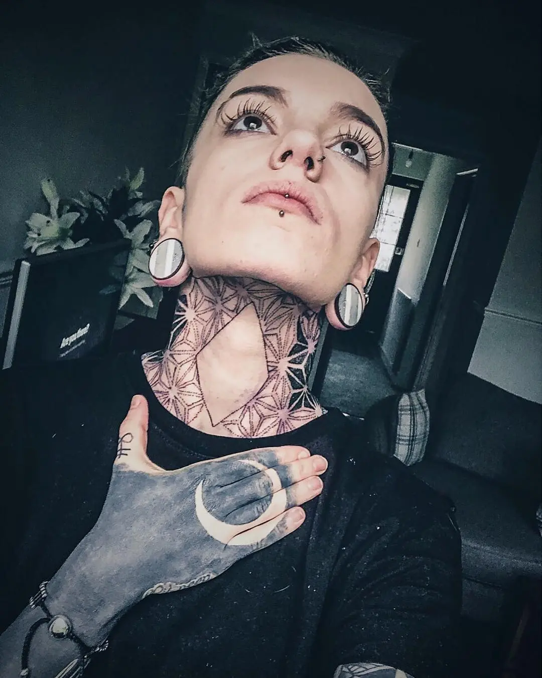 Galerías de Tatuajes Increíbles 26 Holly Broome 2019.03.20 Awful angle but started my throat tattoo 🌚 backs finished front to fill 💉 Tha
