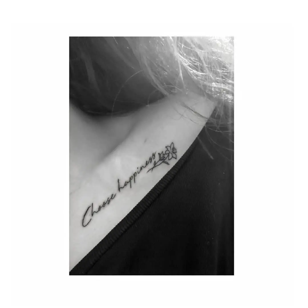 Galerías de Tatuajes Increíbles 20 Ilaria Villari 2018.12.23 2 of 2 Choose happiness and make it your only vice🌺 tattoo secondtattoo clavicleta