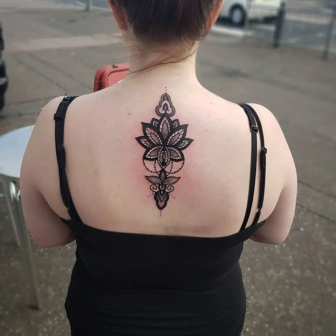 Galerías de Tatuajes Increíbles 31 Jack Wright 🕉 2018.10.17 Still a bit bloody in the whites we put in but heres this lotus mendhi style on