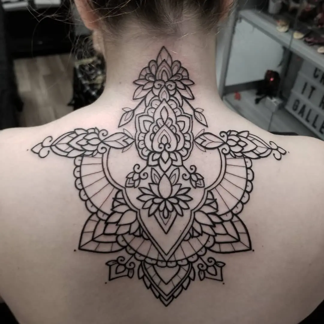 Galerías de Tatuajes Increíbles 32 Jesi Garcia 2018.10.30 2 of 2 Nape piece for Rachel tonight ✨ . . . tattoo ladytattooers chicagotattooartis