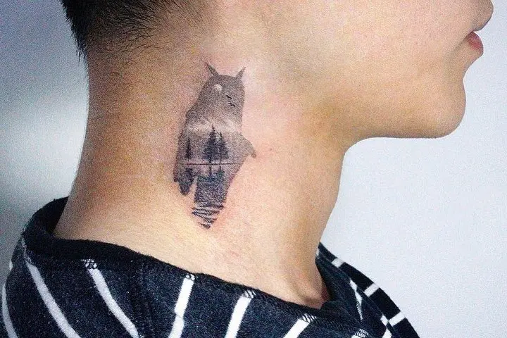 Galerías de Tatuajes Increíbles 31 Kyo 2018.09.17 2 of 2 Owl tattoo with a landscape on his neck 🙏🏻 Have a good day ☺️only 1line . .