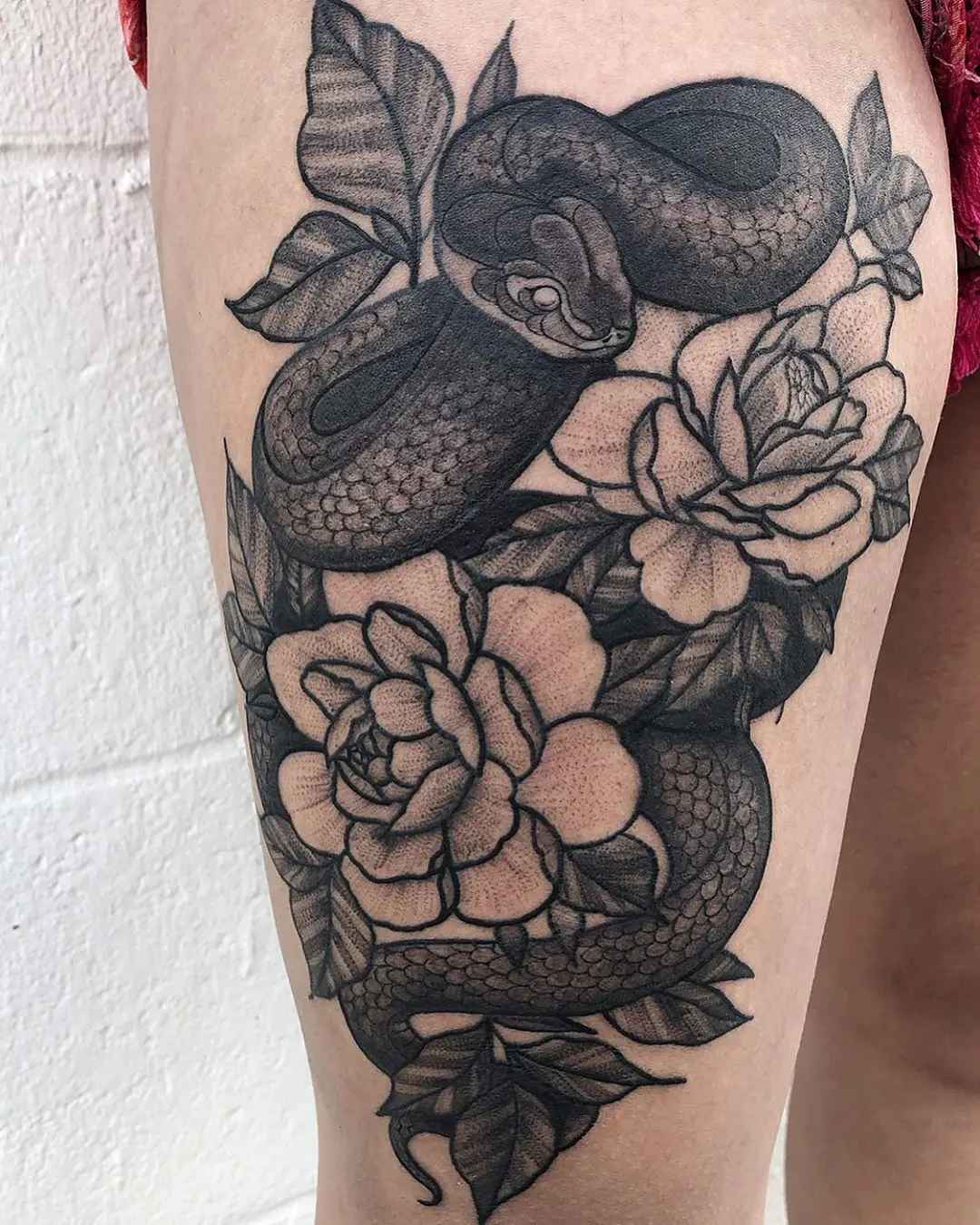 Galerías de Tatuajes Increíbles 20 𝕬𝖚𝖗𝖔𝖚𝖗𝖆 𝕿𝖆𝖙𝖙𝖔𝖔𝖘 2020.08.01 Got to finish this sweet little danger noodle thigh piece on Ruthie the other da