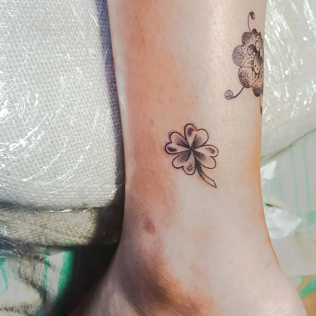 Galerías de Tatuajes Increíbles 6 2020.07.31 2 of 2 Oveja negra en dotwork y trébol en el tobillo diseñados a partir de la idea de l