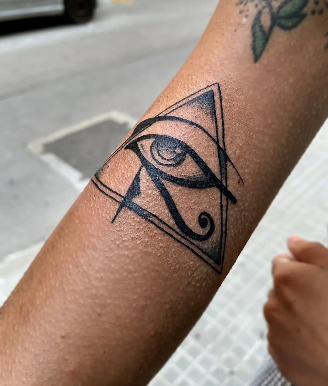 Galerías de Tatuajes Increíbles 16 Aleix Ripol 2020.08.05 1 of 2 👁 OJO DE HORUS 👁 . . Representación triangular del ojo de horus llevada un poc