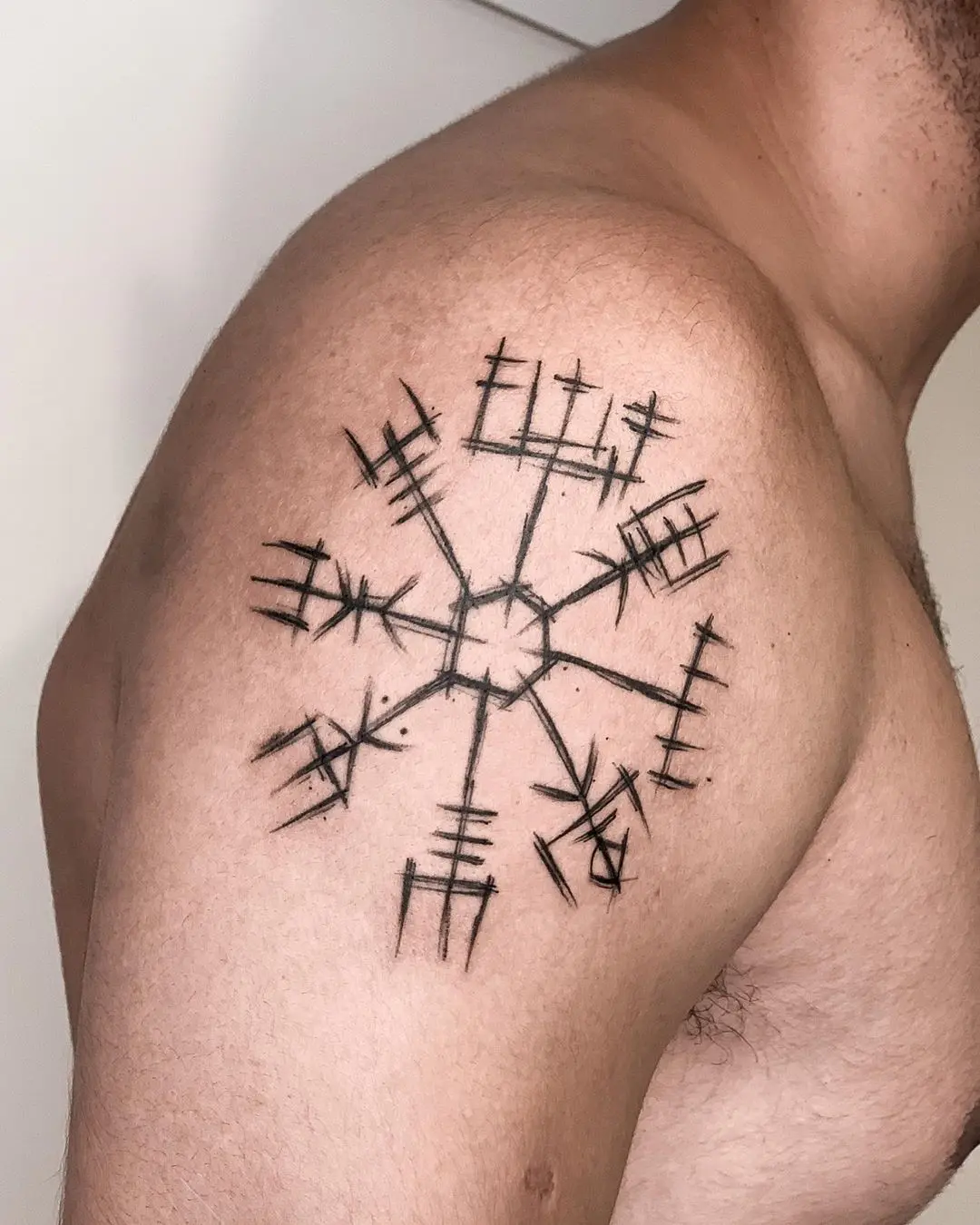 Galerías de Tatuajes Increíbles 30 Corbie Tatuador 2020.08.07 Tattoo do @waynermaia Chamado de Vegvisir esse símbolo representa proteção e