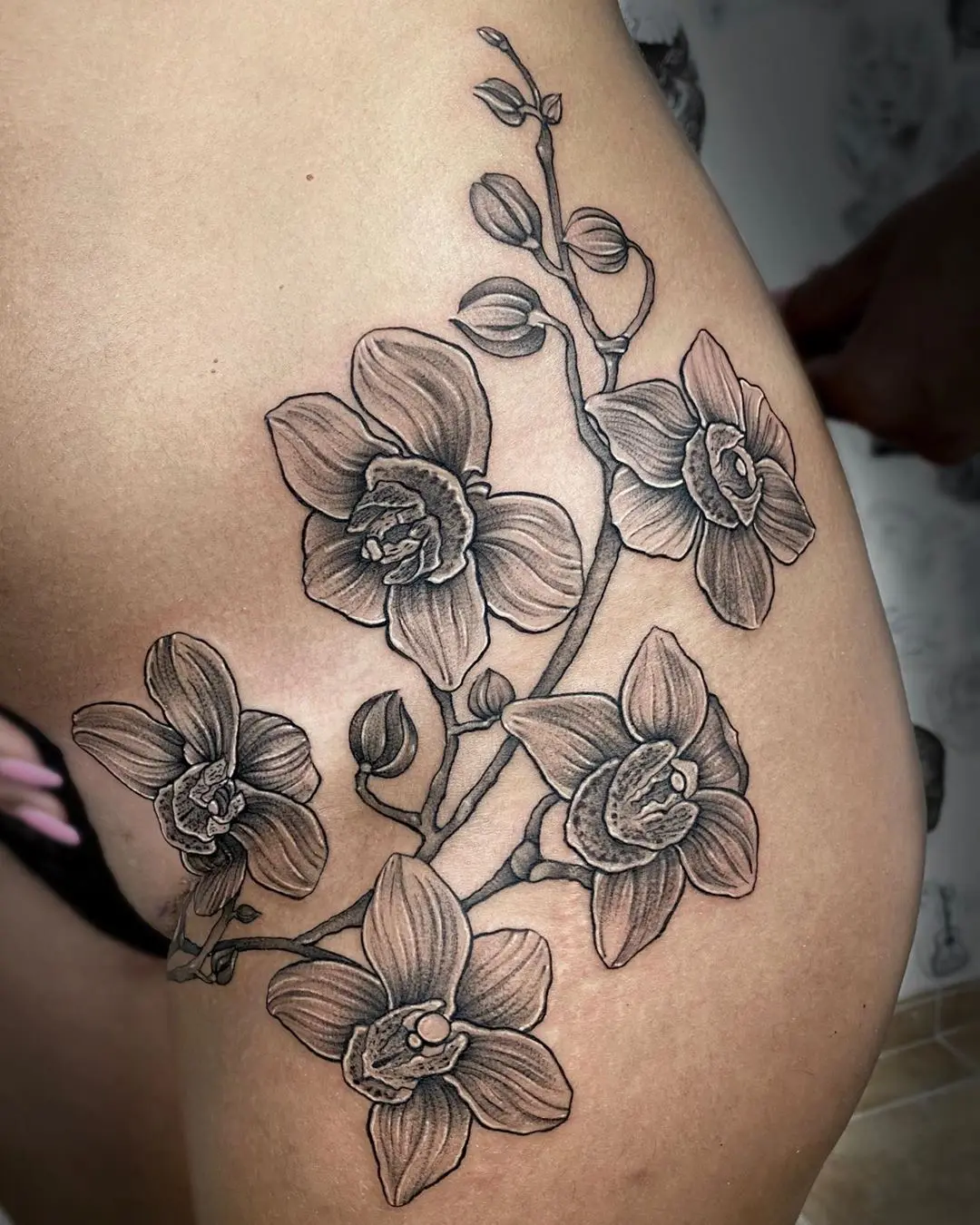 Galerías de Tatuajes Increíbles 67 Dani Stone 2020.08.05 •O R Q U I D E A S• 🌸 tatuaje lineal de un ramo de orquideas con sombras. Fino