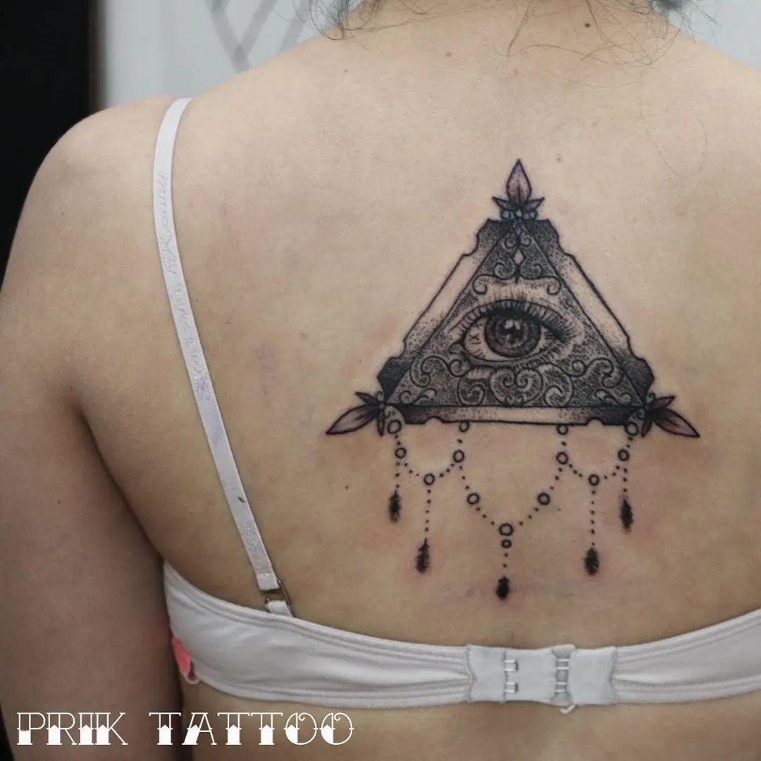Galerías de Tatuajes Increíbles 31 David E Rodriguez 2020.08.09 Triángulo y puntillismo en espalda . Agenda abierta Buen fin de semana . .