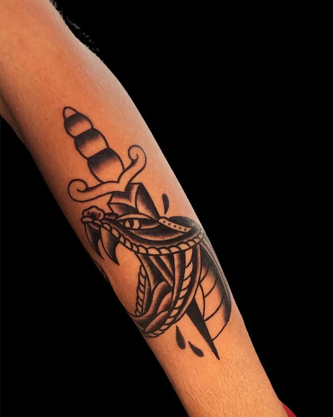 Galerías de Tatuajes Increíbles 46 Donato LopY Lo Pinto 2020.08.01 Serpentello con pugnale fresco. Eseguito all’ @atomicgarden tattoo . . . snak