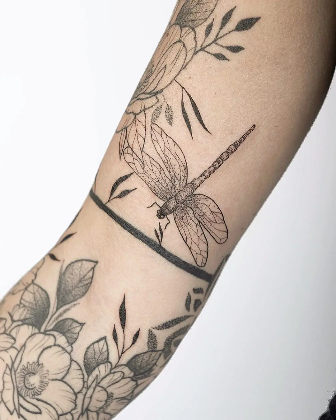 Galerías de Tatuajes Increíbles 19 E O A R T 2020.08.09 • DRAGONFLY • dragonfly dragonflytattoo libelle dotwork dots lines black
