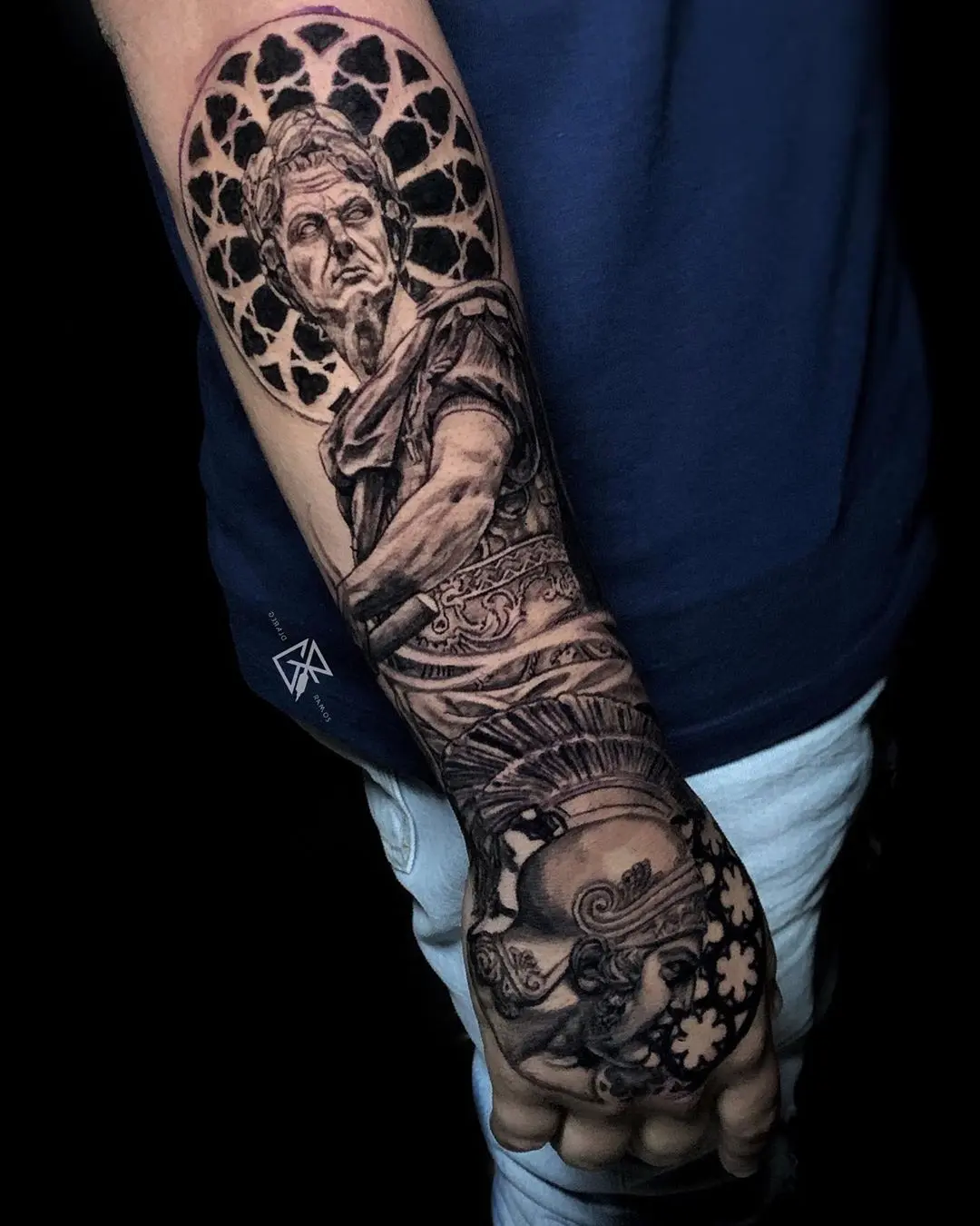 Galerías de Tatuajes Increíbles 40 Gerald Ramos Art 2020.07.23 Primera sesión de Estatuas de Julio Cesar en antebrazo y guerrero Romano sobre