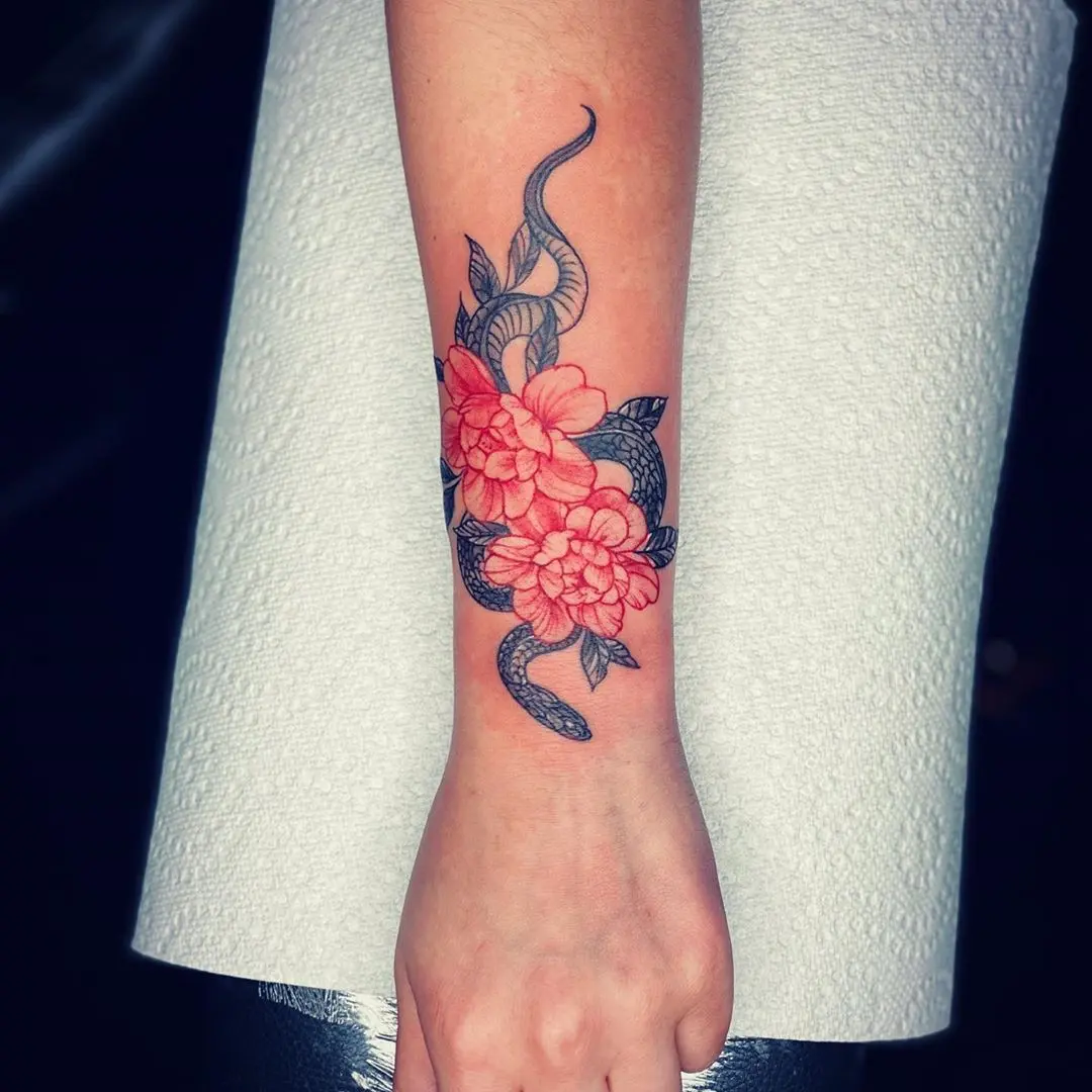 Galerías de Tatuajes Increíbles 50 INK ROBERT 2020.08.01 Flowers and snake 🌺🐍 💉💉 @robertmendeztattoo . . . . . flowersandsnaketatt