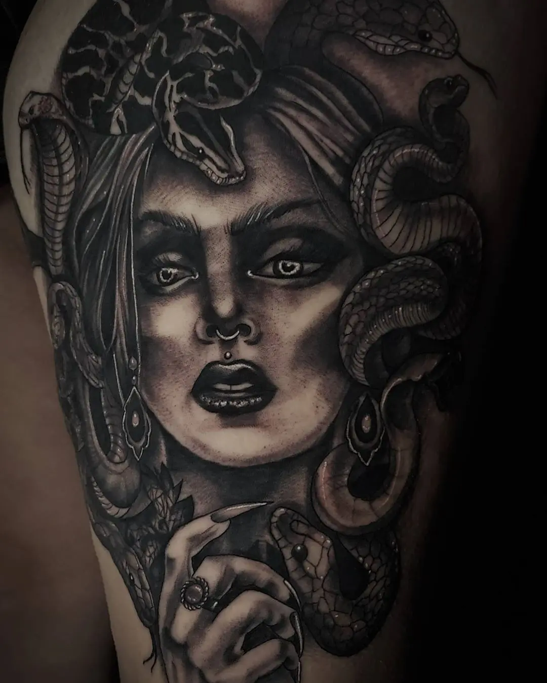 Galerías de Tatuajes Increíbles 53 Janet MaryJane Guerrero 💋 2020.08.01 1 of 3 🐍Slither your way to the right to see my medusa from a year ago that took just