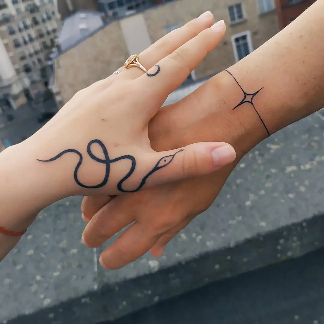 Galerías de Tatuajes Increíbles 58 Joël Durand 2020.08.01 1 of 3 Mère et fille 👭✨ Merci Sandrine et Lise Serpent cicatrisé. Tout fait au handpok
