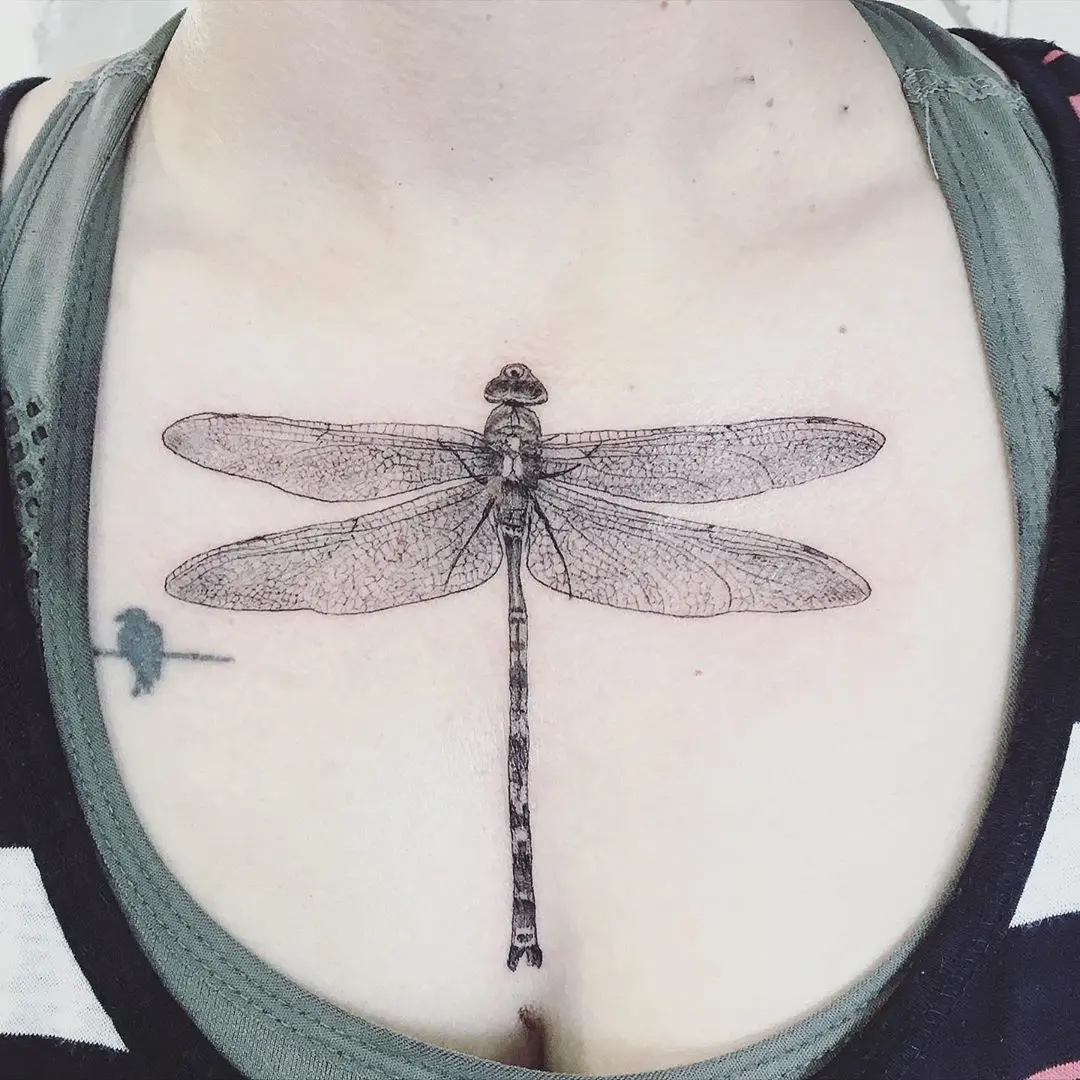 Galerías de Tatuajes Increíbles 36 Jo Chastney 2020.07.15 Dragon fly. Love the delicacy of this one. So many little lines in the wings 🧐