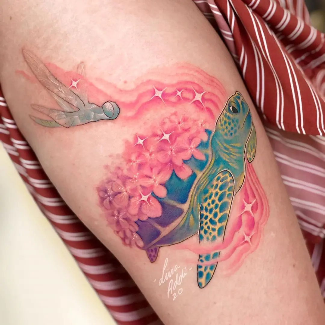Galerías de Tatuajes Increíbles 46 Liisa Addi Tattoo Artist 2020.08.07 2 of 2 Seaturtle flying through space and time with its true companion the dragonfly ✨