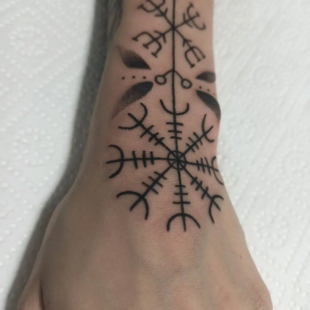 Galerías de Tatuajes Increíbles 53 Lisek 2020.08.08 1 of 2 Symbole ochronne 💪 chętnie zrobię więcej takich dziarek ♥️ tattoo pagantattoo