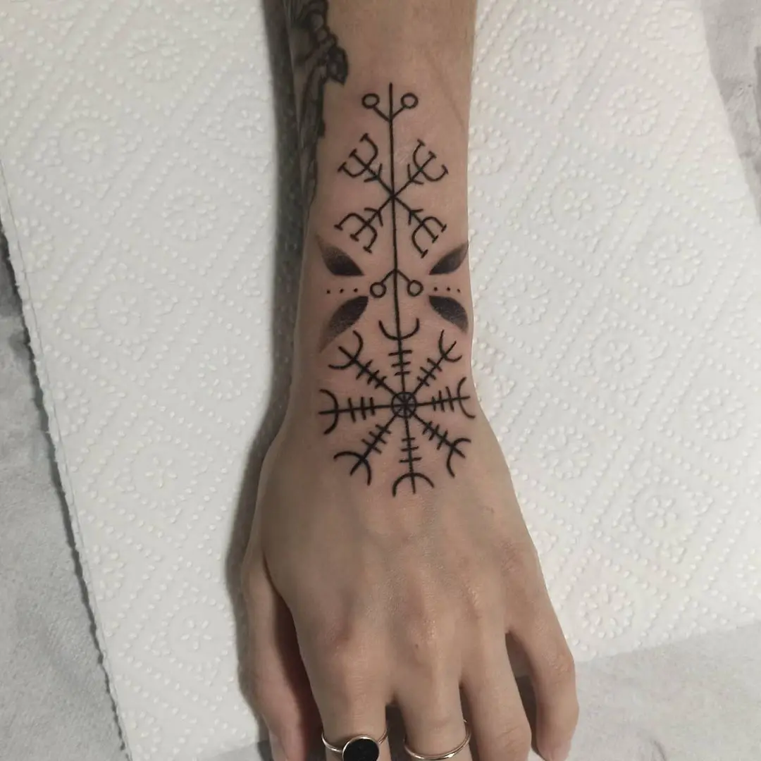Galerías de Tatuajes Increíbles 54 Lisek 2020.08.08 2 of 2 Symbole ochronne 💪 chętnie zrobię więcej takich dziarek ♥️ tattoo pagantattoo