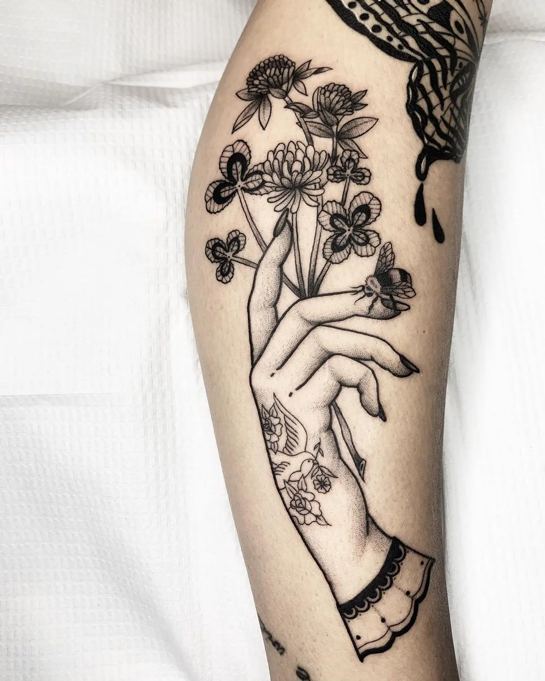 Galerías de Tatuajes Increíbles 37 Marina Plamondon 2020.07.29 1 of 2 🍀Merci ma belle @sarahhthiboutot une jolie main délicate avec un bouquet de trè