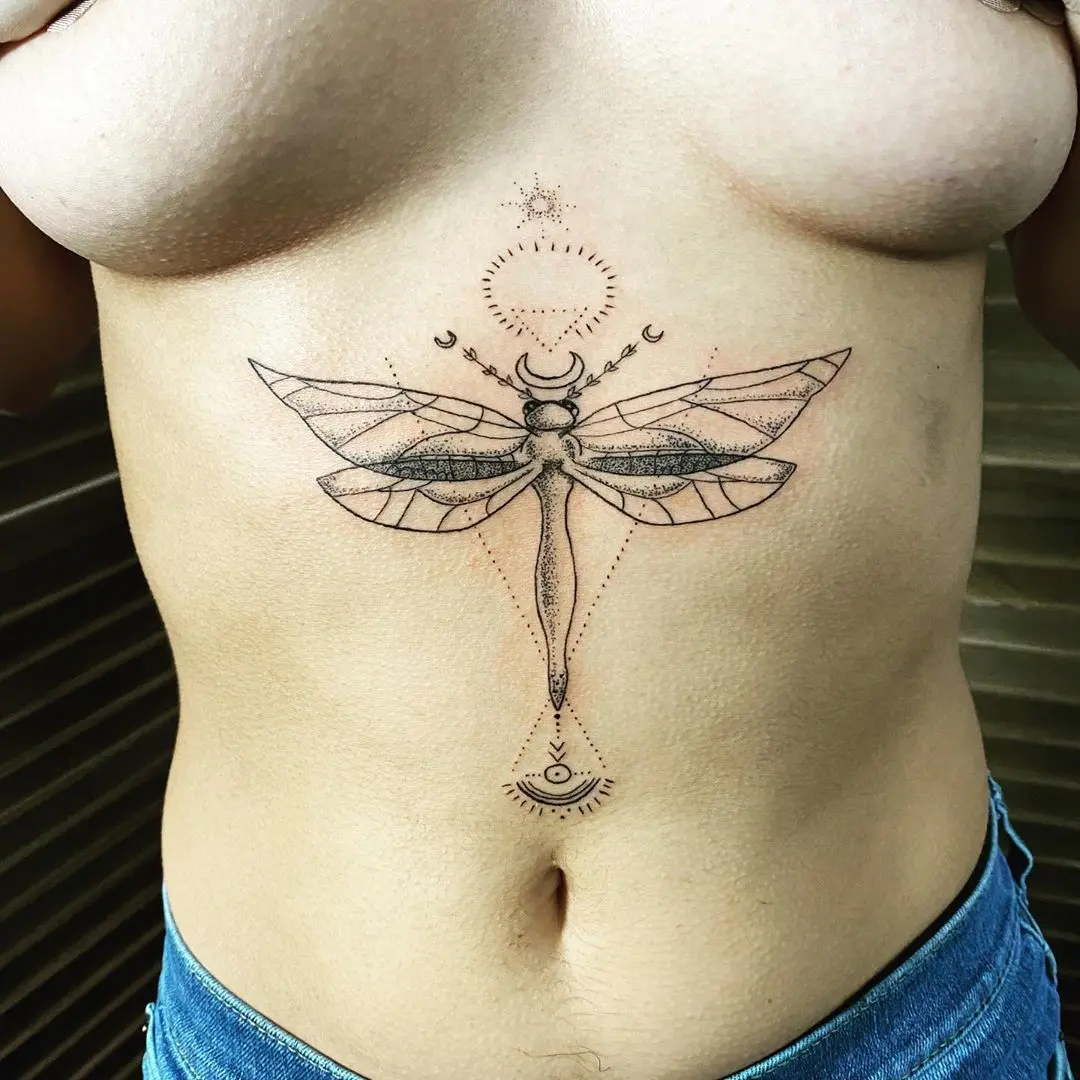 Galerías de Tatuajes Increíbles 52 Mia Miladin 2020.08.07 A dragon fly sternum tattoo 😍 sternumtattoo dragonflytattoo lineworktattoo