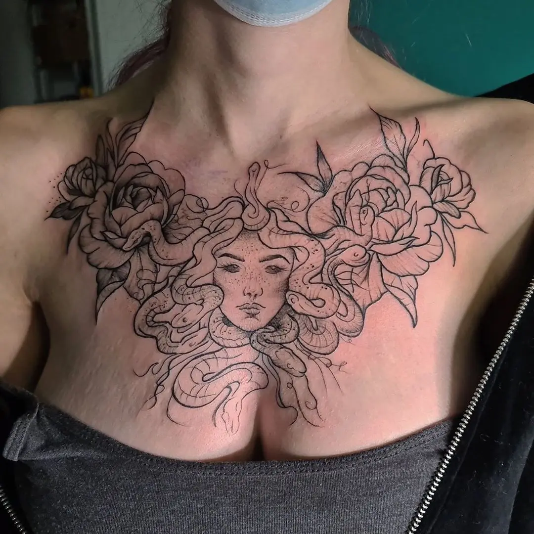Galerías de Tatuajes Increíbles 73 Morgan Davies Tattoo Studio 2020.08.01 🐍Beautiful medusa chest piece in progress by our amazing artist Charlotte. If y