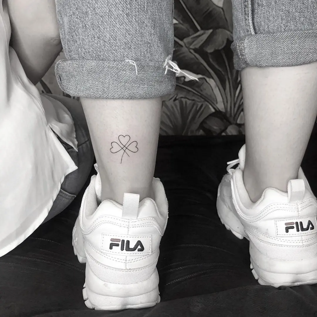 Galerías de Tatuajes Increíbles 48 Red Head Tattoos 2020.07.27 2 of 4 שתי בנות ואמא שלהן שלושת הלבבות של התלתן momtattoo girlstattoo fineart fine
