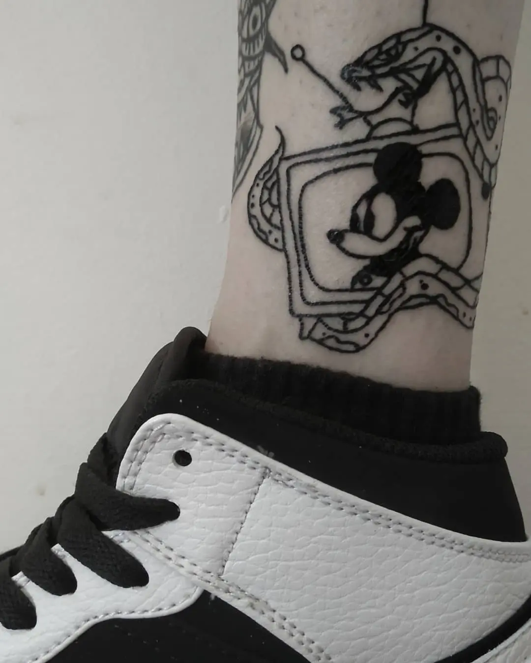 Galerías de Tatuajes Increíbles 87 SERMIN ERSOZ Eskisehir Dovme 2020.08.01 2 of 2 🐍 . . . . mickeymouse mickeytattoo snaketattoo blackworktattoo blacktattoo