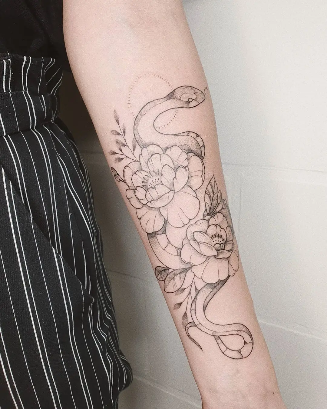 Galerías de Tatuajes Increíbles 11 Viktoria Golebowska tattoo 2020.08.01 Evys first tattoo✌🌙 . . . . . . . . tattooblackworksnaketattoopeonytattoo