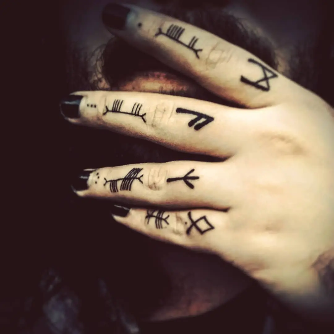 Galerías de Tatuajes Increíbles 103 Yan Alberto 2020.08.08 1 of 2 foto conceitual só pra postar minha primeira autotatuagem. Runas e Ogham .
