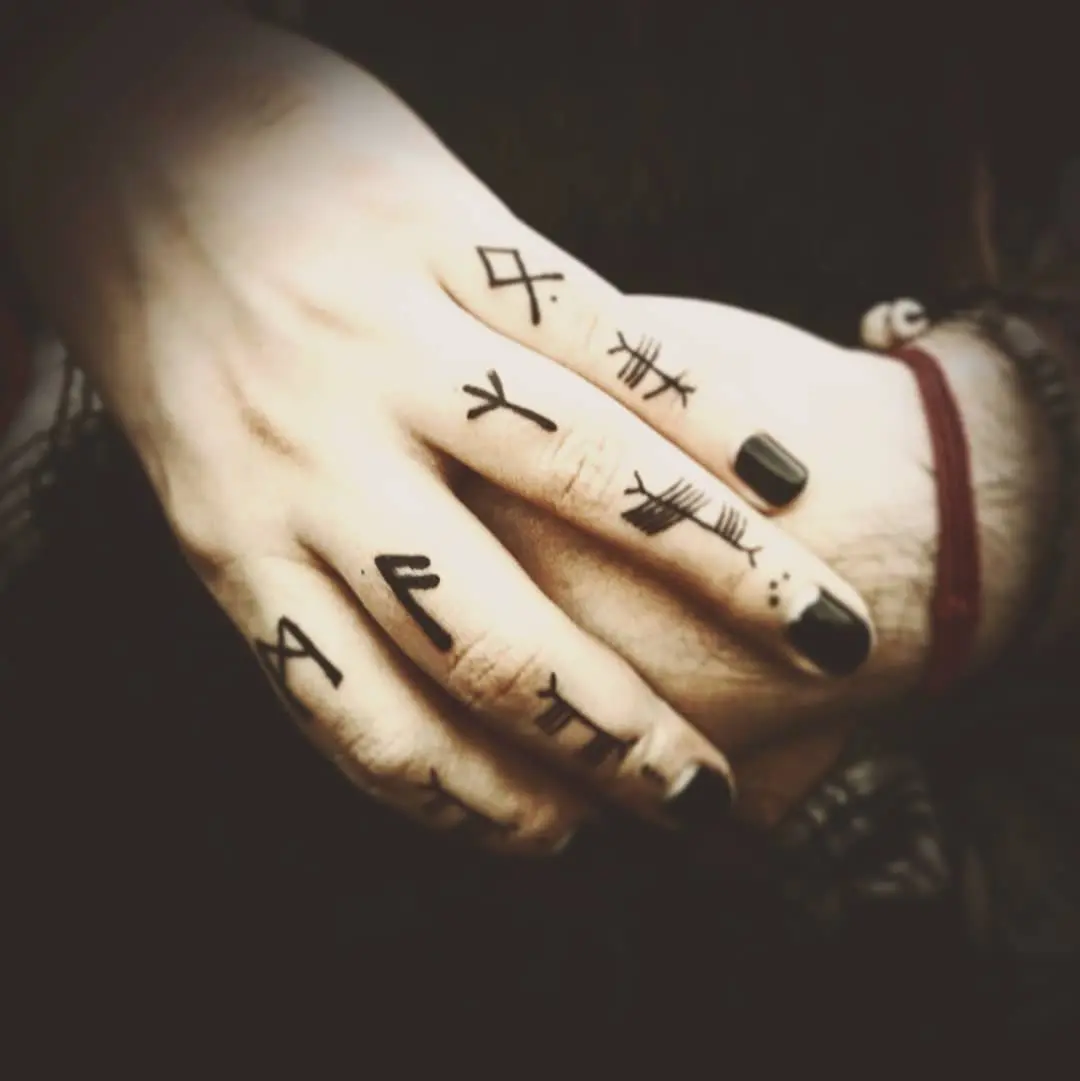 Galerías de Tatuajes Increíbles 104 Yan Alberto 2020.08.08 2 of 2 foto conceitual só pra postar minha primeira autotatuagem. Runas e Ogham .