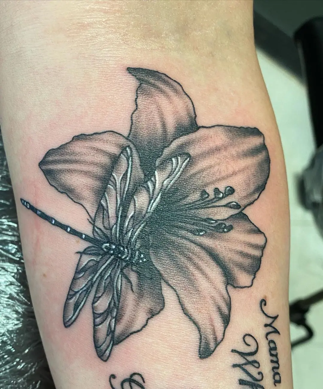 Galerías de Tatuajes Increíbles 78 Zoie Lawter 2020.08.08 2 of 2 Did this Lilly and dragonfly piece today 🌺 thanks for looking DM me for prici